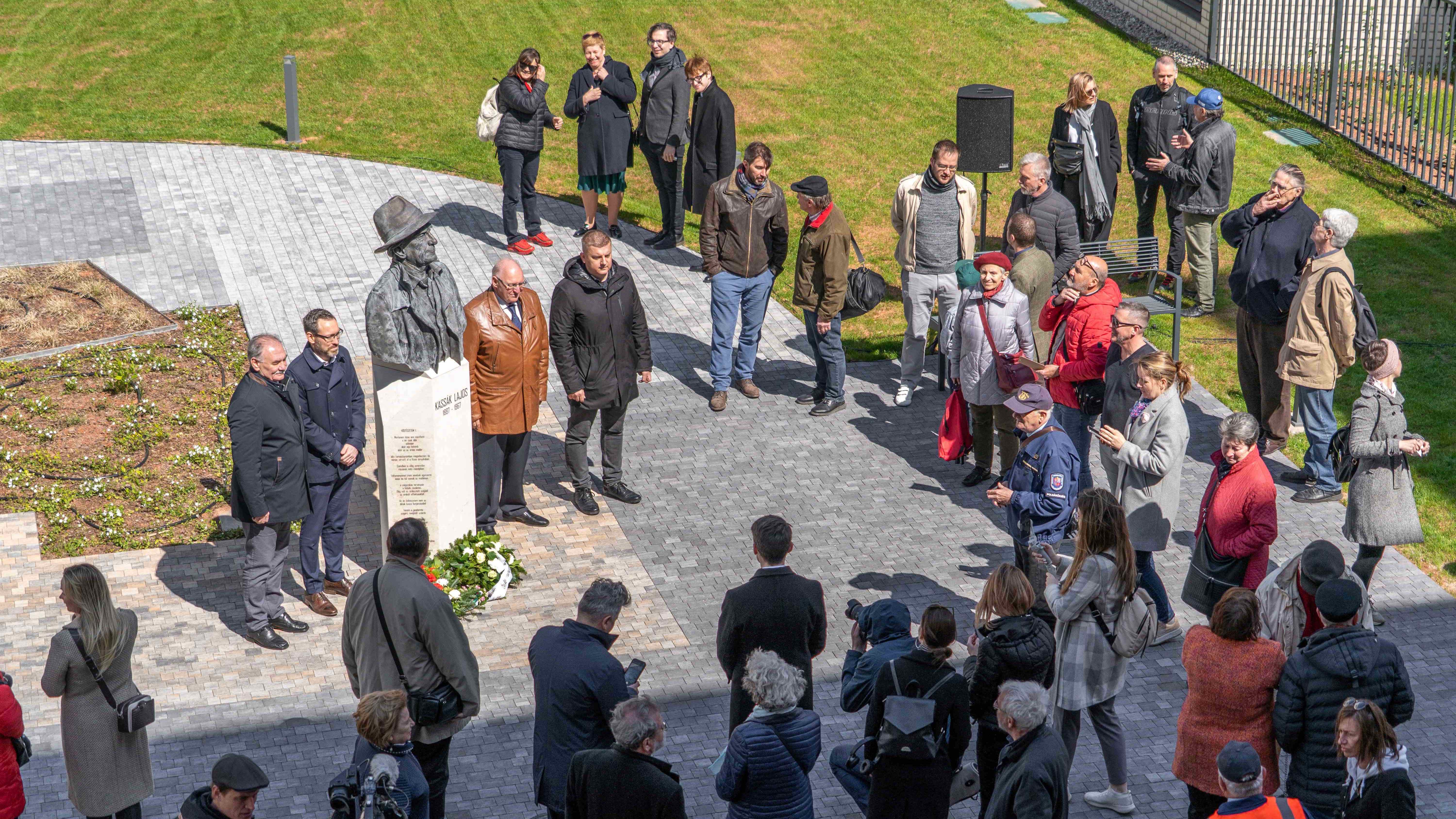 Kassák Lajos szobrot avatott a XIII. Kerületi Önkormányzat a LIVING által fejlesztett Kassák Terrace lakóparkban